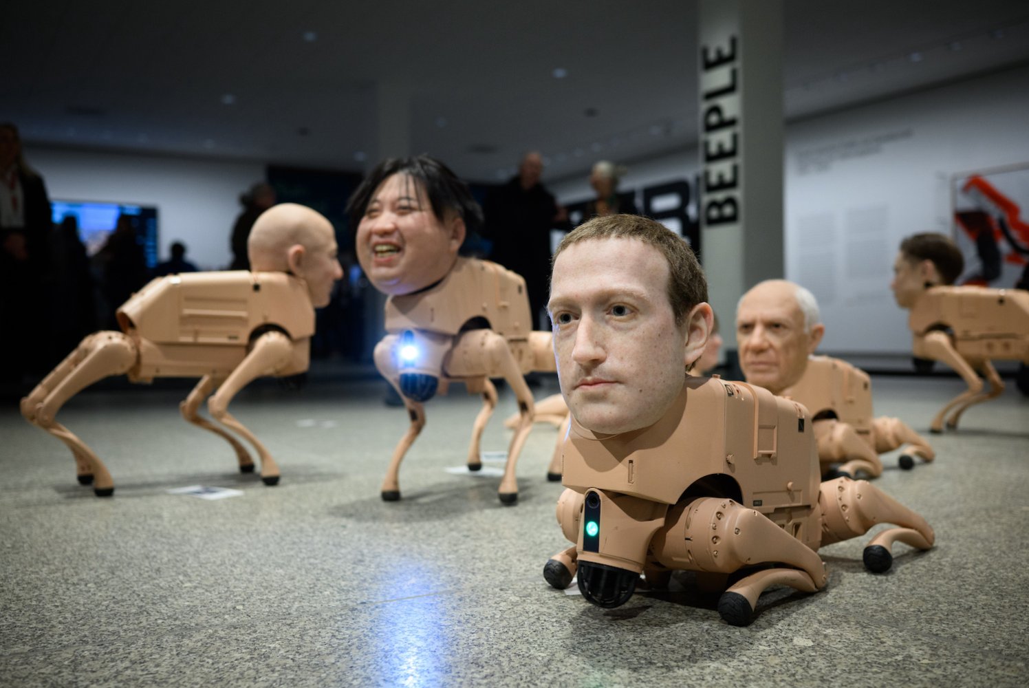 Beeple, Installationsansicht: kleine, bodennahe vierbeinige Skulpturen mit realistischen Köpfen.