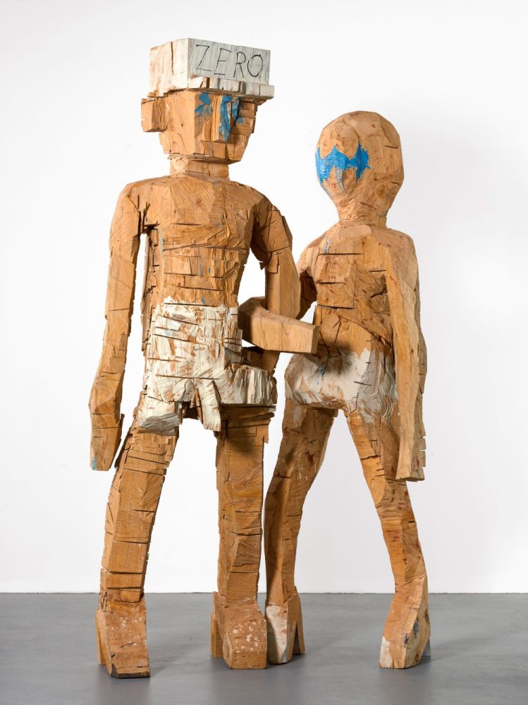 Georg Baselitz, Sing Sang Zero: bemalte Holzskulptur, zwei lebensgroße grob geschnitzte Figuren.
