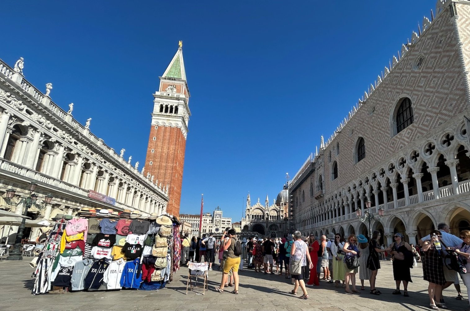 Foto, Venedig, Piazza San Marco mit Campanile und Dogenpalast, Menschenmenge, Souvenirstand.