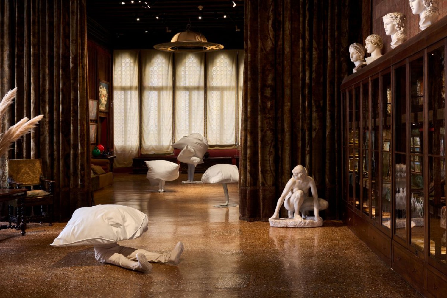 Erwin Wurm "Dreamers", 2026, zu sehen im Museo Fortuny, Venedig