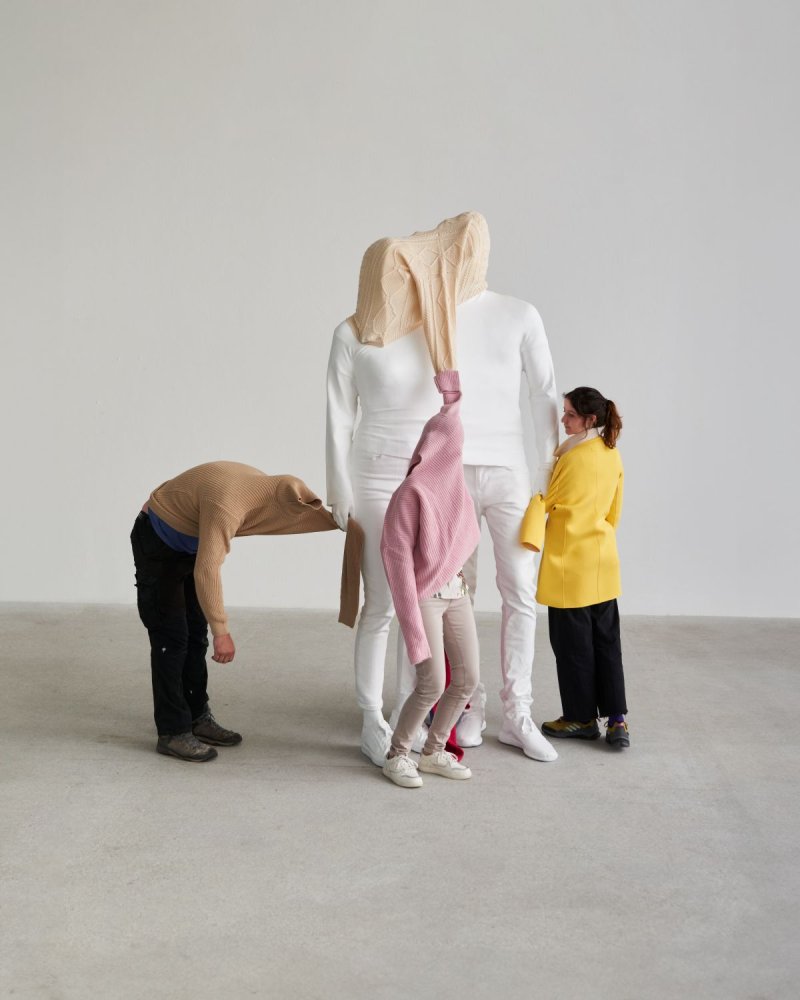 Erwin Wurm "Psyche – As You Like It", aus der Serie "One Minute Sculptures", 2024