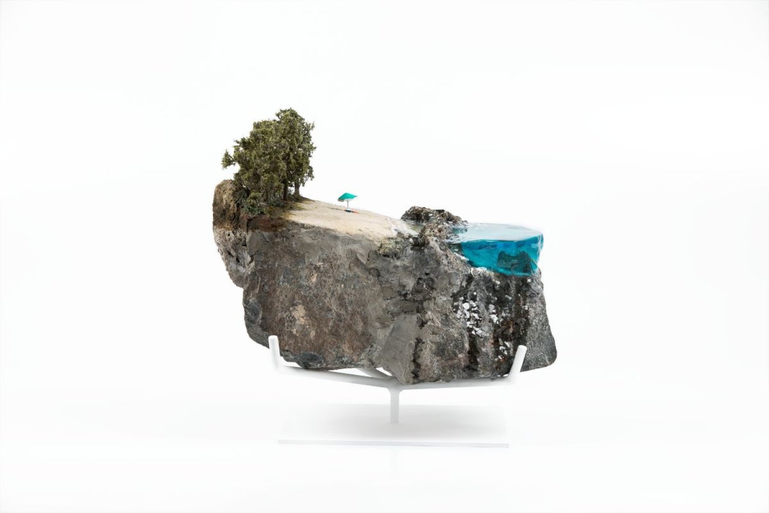 Skulptur, Mixed Media: Felsfragment mit Miniaturbäumen, Sand und türkisblauem Wasserbecken.