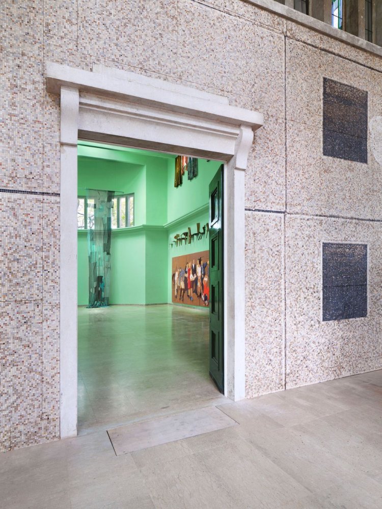 Installationsansicht durch Tür: grüner Saal; Skulptur links, großformatige Wandarbeit rechts.
