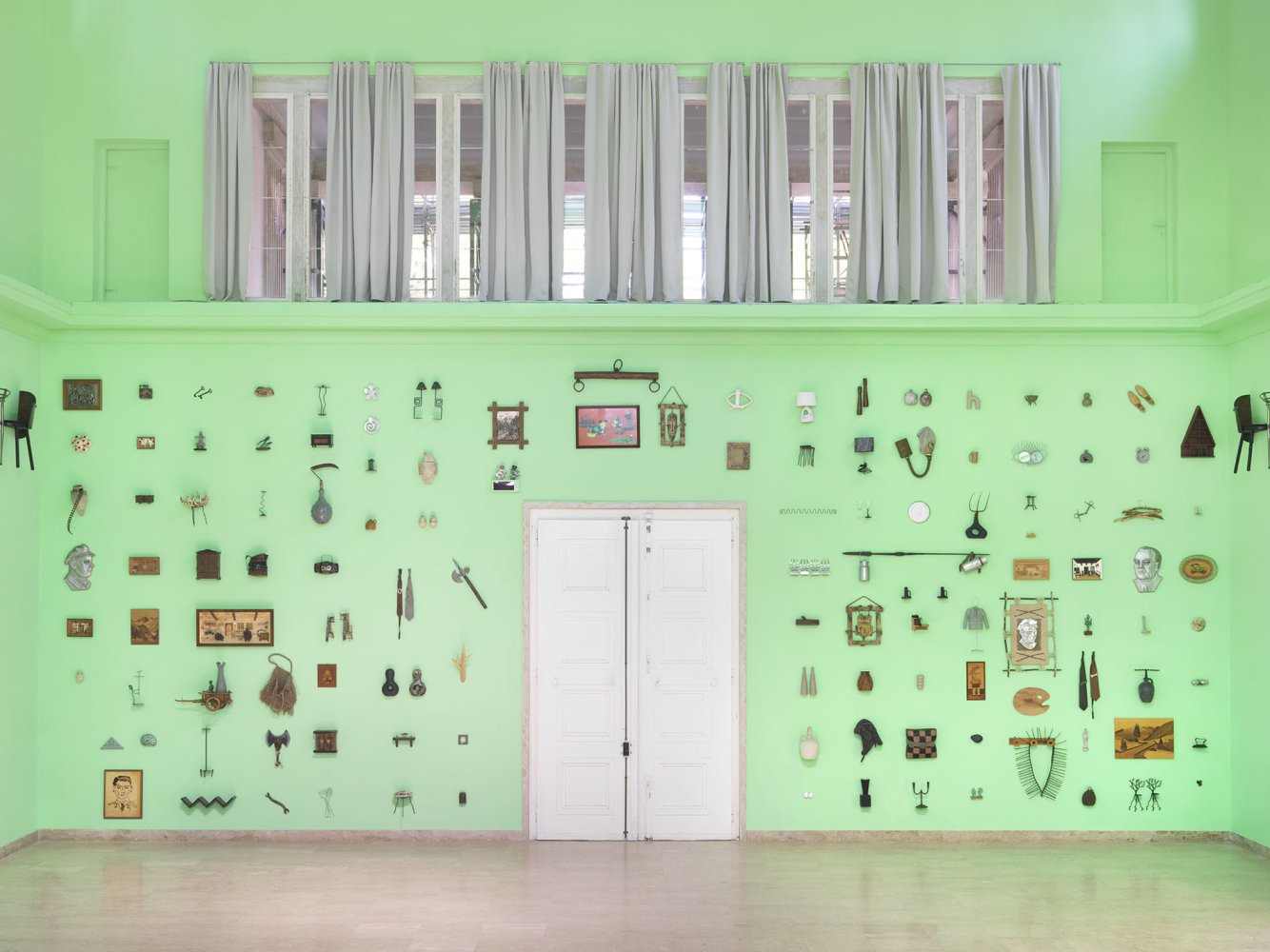 Henrike Naumann, The Home Front: Installation Deutscher Pavillon; grüne Wand, Objekte um Doppeltür.