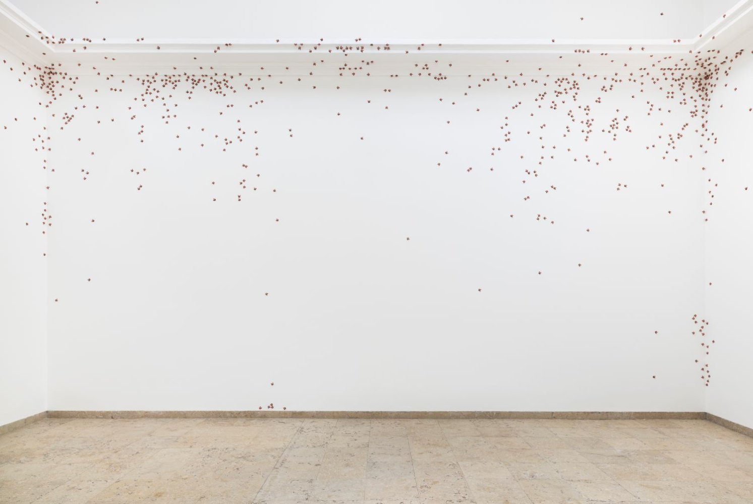 Sung Tieu, They Have Eyes, But They See Not, Installation: Punkte an oberen Wandkanten im Eckraum.