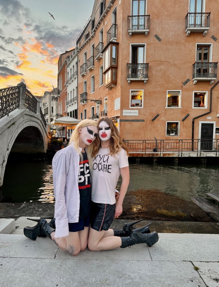 Wer seid ihr?  Wir sind Jenna Marvin und TATA, wir kommen aus Russland, aber leben jetzt in Paris.  Warum seid ihr hier?  Wir sind wegen Pussy Riot gekommen, um ihren Protest zu unterstützen.  Was habt ihr gesehen, was euch besonders gefallen hat?  Wir wollen ehrlich gesagt jetzt lieber kein Interview geben. wir machen auch kein Social Media. Die Leute fragen immer so viel, warum eigentlich?  Ich habe euch gerade auf diesen Schuhen rennen sehen, wie macht ihr das auf diesen Steinen, in diesen Gassen?  Wir s