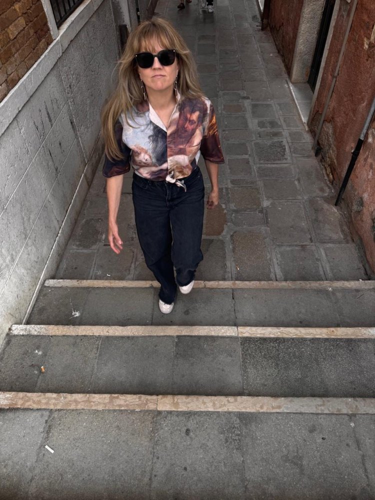Kathi  Tragen Sie da etwa Kunst am Körper?  Ja, es handelt sich um eine wenig bekannte Vergewaltigunsszene mit Pferd aus der frühen Renaissance. Ich mag Wimmelbilder.  Und wofür sind Sie in Venedig?  Um Freunde zu treffen und einen Batzen Geld auszugeben - zum Beispiel für Gepäckaufbewahrung.  Was haben Sie denn gesehen, was Ihnen besonders gut gefallen hat?  Der Beitrag des Heiligen Stuhls: Eine Soundmeditation in der Stille eines Kräutergartens. (Bitte nicht weitererzählen, sonst kommen noch mehr laute Be