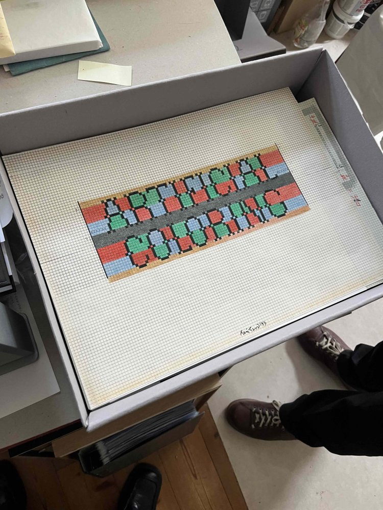 Beim Stöbern durch die Kisten zeigt Voigt eine frühe Arbeit von 1993: "Artificial Coloring"