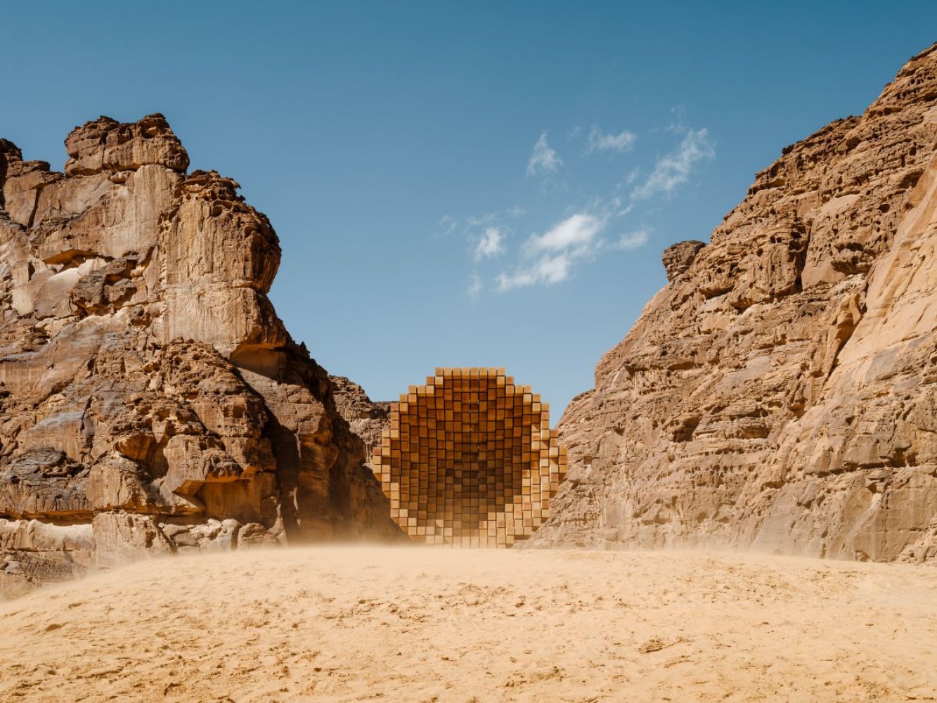 Where the Dwellers Lay, Installationsansicht Desert X AlUla 2022; modulare Skulptur zwischen Felsen