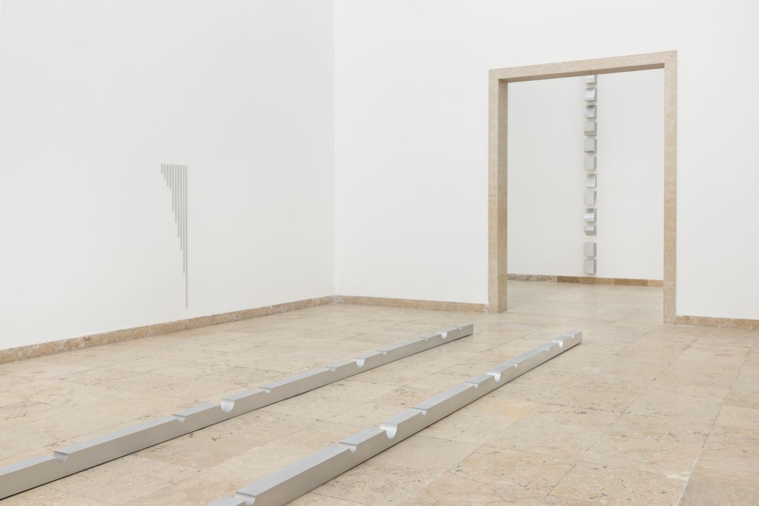 Sung Tieu, Installation Deutscher Pavillon: zwei Metallprofile am Boden, vertikaler Stapel nebenan.
