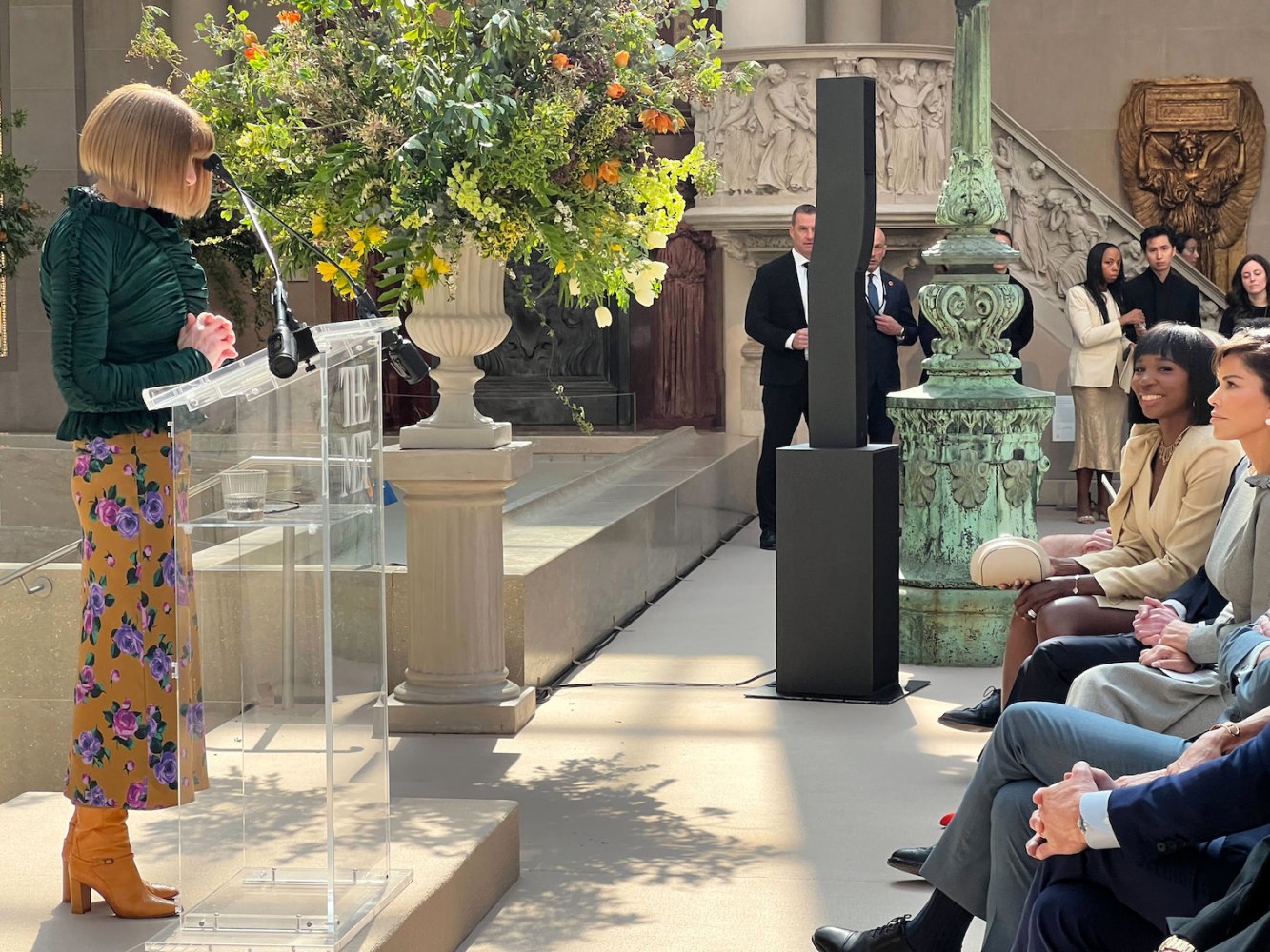Anna Wintour (l) spricht während einer Pressekonferenz zur Met Gala und der dazugehörigen Ausstellung im New Yorker Metropolitan Museum