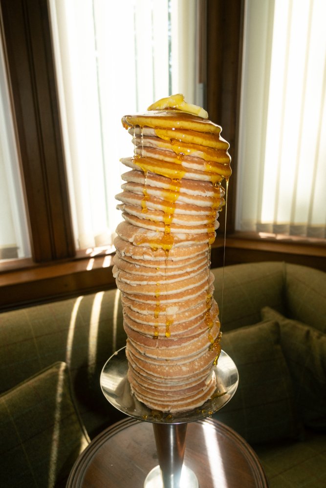 Einer geht noch, oder? Pancake-Berg in Hannah Kleebergs "Herrlich Dining", 2026