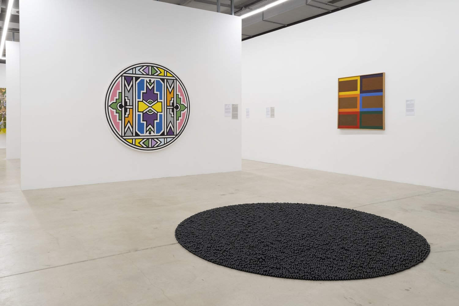 "Aether Commons: Refracted Cosmologies", Ausstellungsansicht, Stefan Gierowski Foundation, Warschau, 2026
