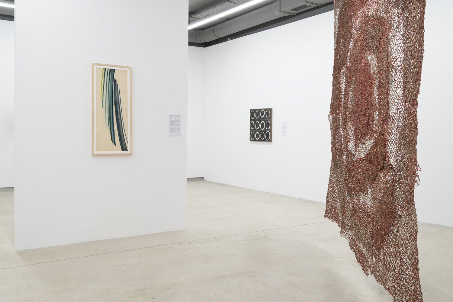 "Aether Commons: Refracted Cosmologies", Ausstellungsansicht, Stefan Gierowski Foundation, Warschau, 2026