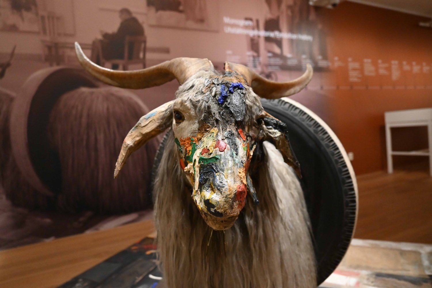 Robert Rauschenberg, Monogram, Assemblage: präparierte Ziege mit Autoreifen, Ausstellungsansicht