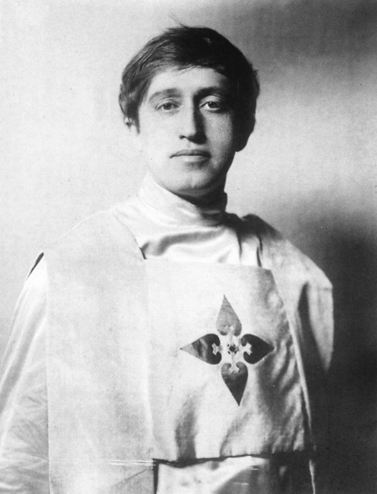 Schwarzweiß-Porträtfoto einer Person in liturgischem Gewand mit Kreuzornament, Halbfigur, frontal.